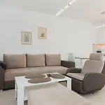 Wind Rose Quarter By Renters